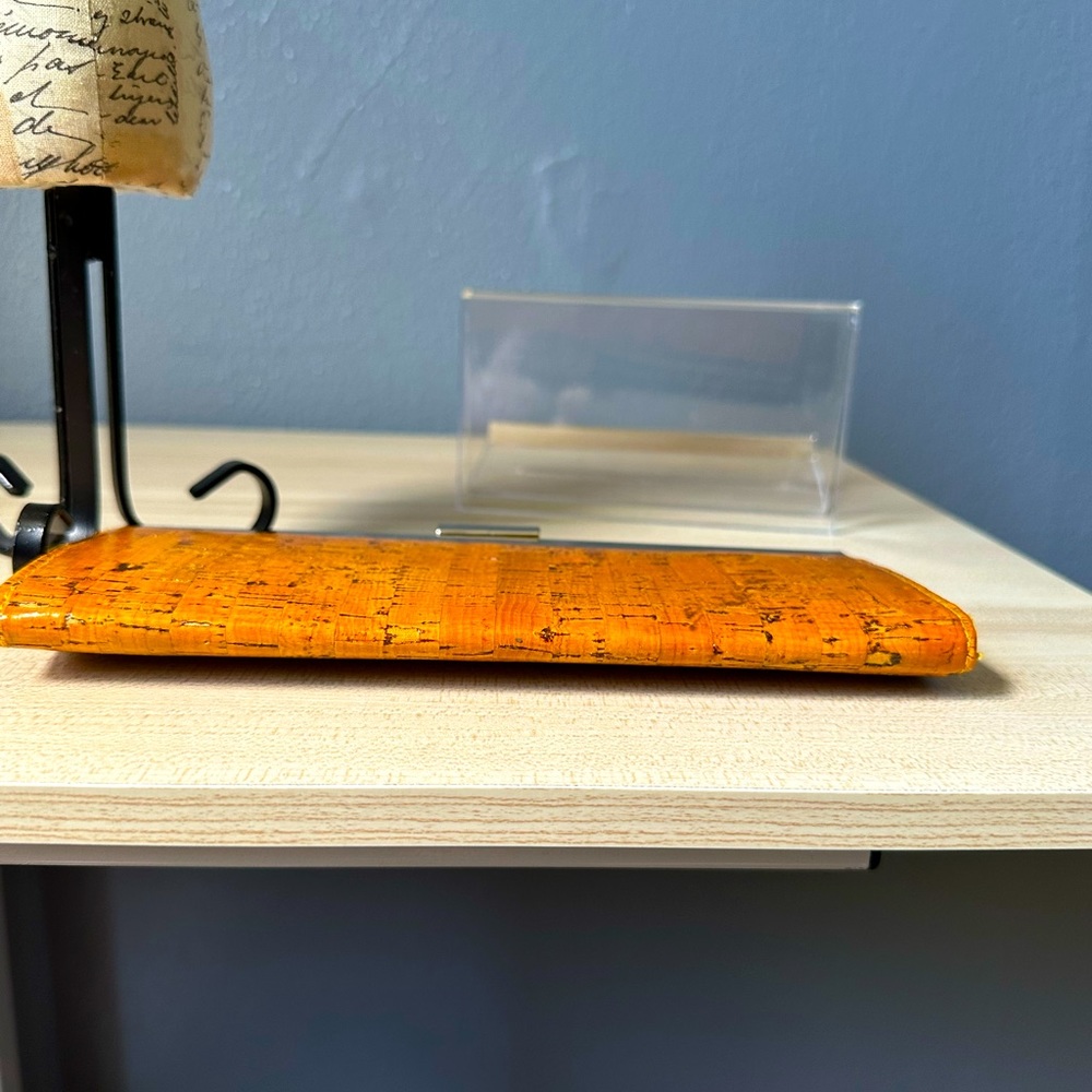 NWOT - THE MANY MOOD OF POPPIE JONES CORK CLUTCH BAG. - Picture 5 of 10